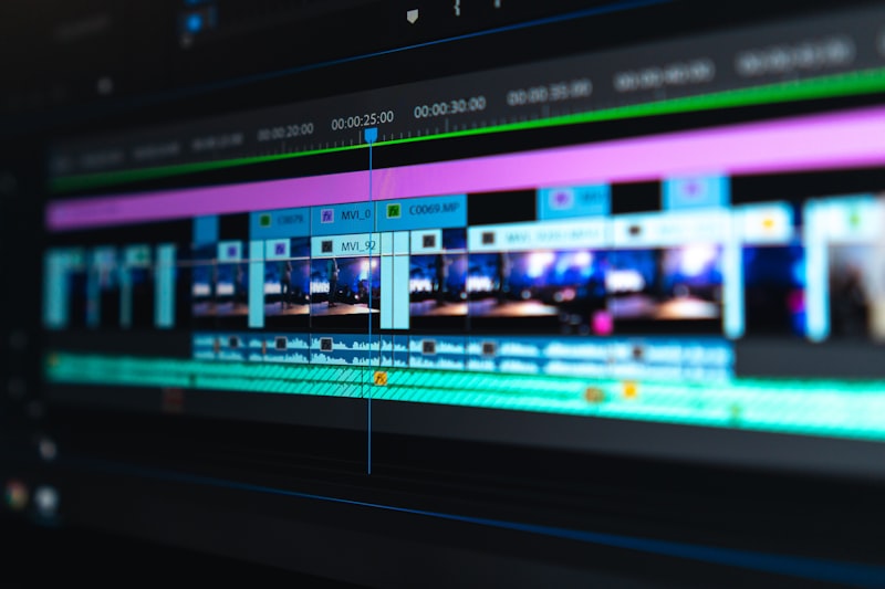Видеомонтаж и таймлайн — иллюстрация блока «Видео» программы ИИ-интенсива